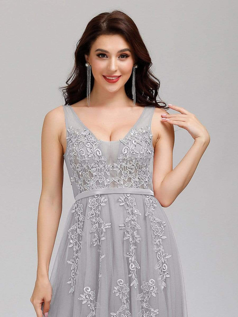 Elegant Sleeveless V-Neck Tulle Evening Dress with Exquisite Appliques and Pleats